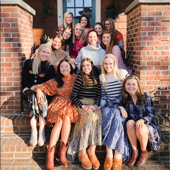 Meet your Posher, Jennifer! 🤘🏻 - Picture 8 of 8